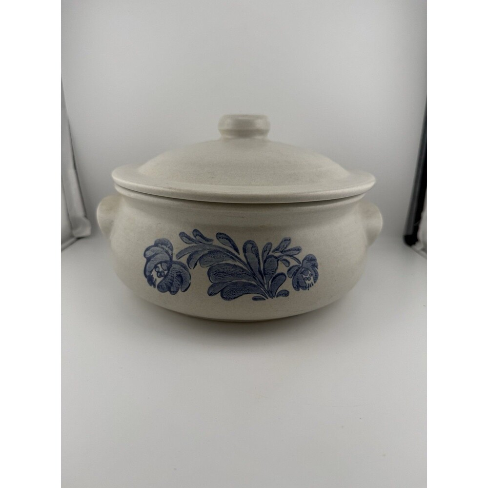 Vintage Pfaltzgraff Yorktowne 2 qt.  Covered Casserole w/Lid